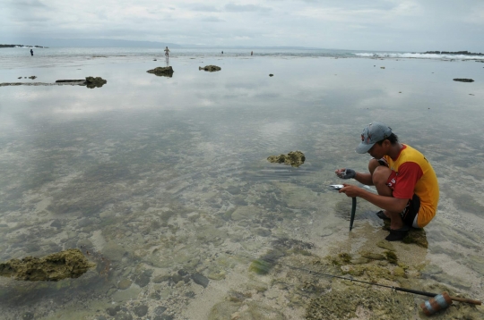 Sensasi memancing di tengah deburan ombak Pantai Legon Pari Sawarna