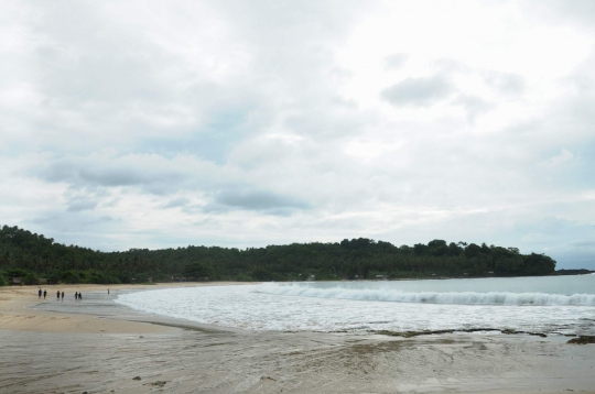 Sensasi memancing di tengah deburan ombak Pantai Legon Pari Sawarna