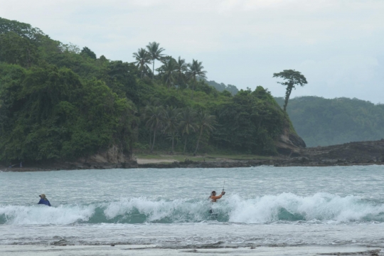 Sensasi memancing di tengah deburan ombak Pantai Legon Pari Sawarna