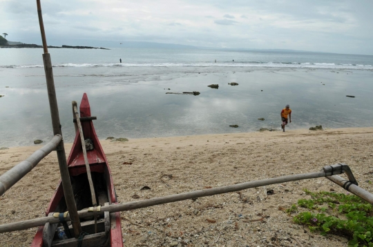 Sensasi memancing di tengah deburan ombak Pantai Legon Pari Sawarna