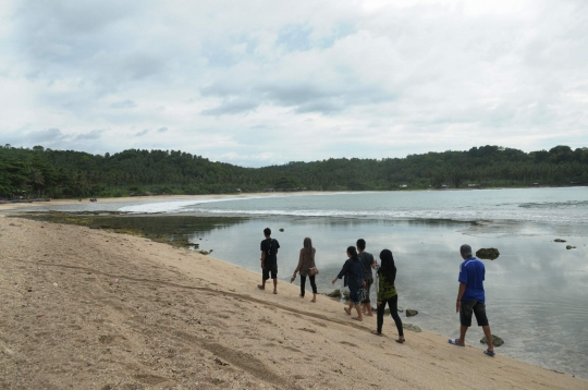 Sensasi memancing di tengah deburan ombak Pantai Legon Pari Sawarna