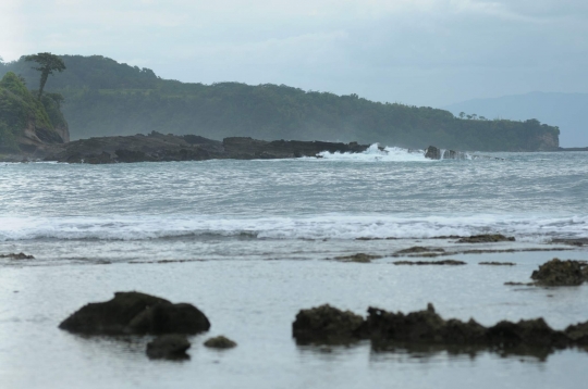 Sensasi memancing di tengah deburan ombak Pantai Legon Pari Sawarna