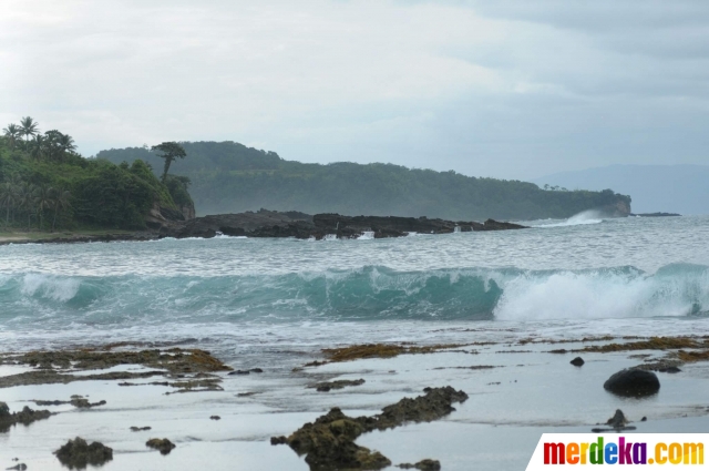 Foto : Sensasi memancing di tengah deburan ombak Pantai 