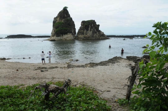 Panorama menakjubkan Pantai Tanjung Layar di Sawarna