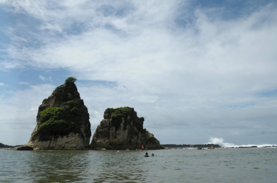 Panorama menakjubkan Pantai Tanjung Layar di Sawarna