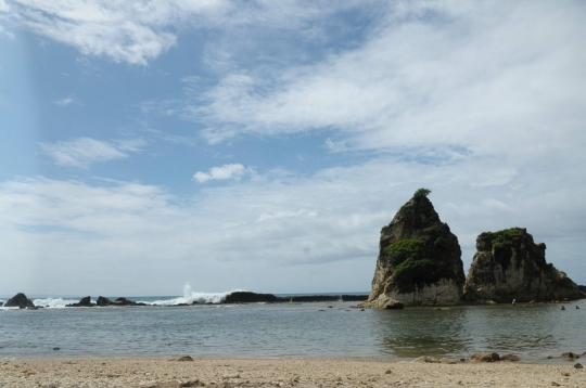 Panorama menakjubkan Pantai Tanjung Layar di Sawarna