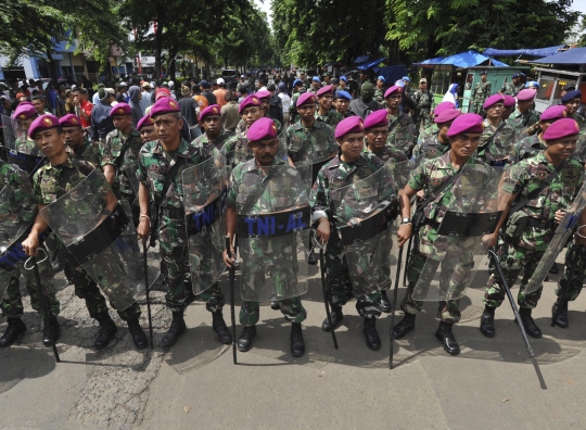 Warga dan Marinir kompak hadang eksekusi lahan TNI AL di Jakut