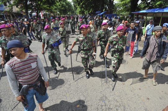 Warga dan Marinir kompak hadang eksekusi lahan TNI AL di Jakut