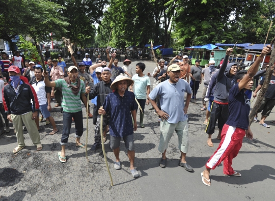 Warga dan Marinir kompak hadang eksekusi lahan TNI AL di Jakut