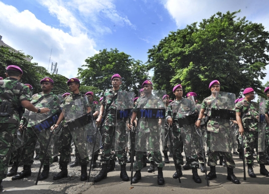 Warga dan Marinir kompak hadang eksekusi lahan TNI AL di Jakut