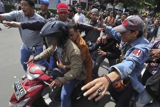 Warga dan Marinir kompak hadang eksekusi lahan TNI AL di Jakut