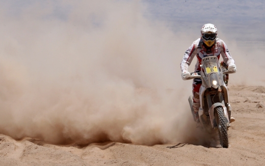 Aksi ngetrail biker Dakar tembus trek padang pasir yang ekstrem