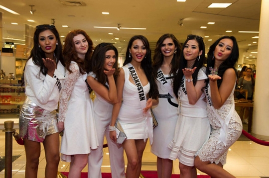 Mengintip kesibukan Elvira Devinamira ikut kontes Miss Universe 2015
