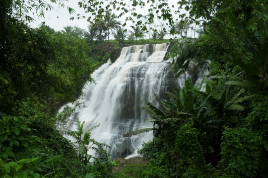 Menjelajahi keindahan air terjun Curug Luhur Cigangsa di Sukabumi