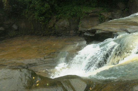 Menjelajahi keindahan air terjun Curug Luhur Cigangsa di Sukabumi