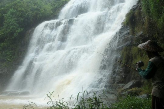 Menjelajahi keindahan air terjun Curug Luhur Cigangsa di Sukabumi