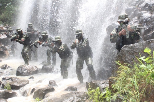 Aksi pasukan Yonif 330 Kostrad bertempur terobos hutan