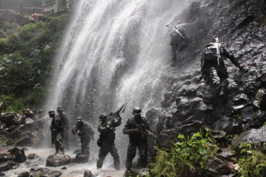 Aksi pasukan Yonif 330 Kostrad bertempur terobos hutan