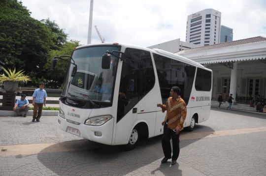 Bus listrik berinterior nyaman dipamerkan ke Ahok