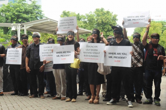 Aksi relawan salam 2 jari tolak Budi Gunawan jadi Kapolri