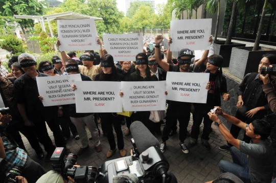 Aksi relawan salam 2 jari tolak Budi Gunawan jadi Kapolri