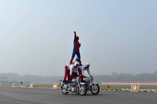 Rayakan HUT, tentara India pamer atraksi naik motor bak sirkus