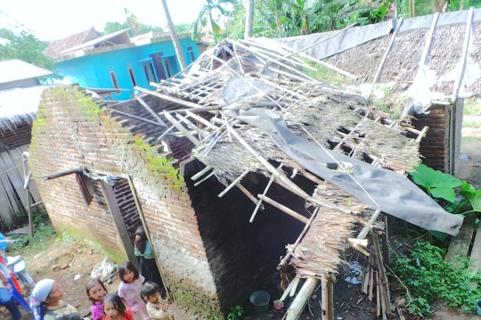 4 Anak di Banten hidup miskin di rumah tanpa atap