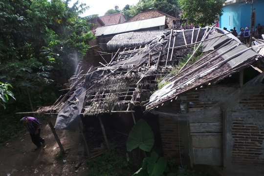 4 Anak di Banten hidup miskin di rumah tanpa atap