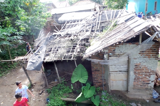 4 Anak di Banten hidup miskin di rumah tanpa atap