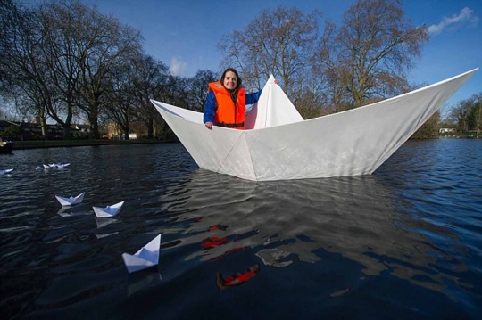 Ajaib, perahu kertas raksasa ini bawa manusia telusuri sungai