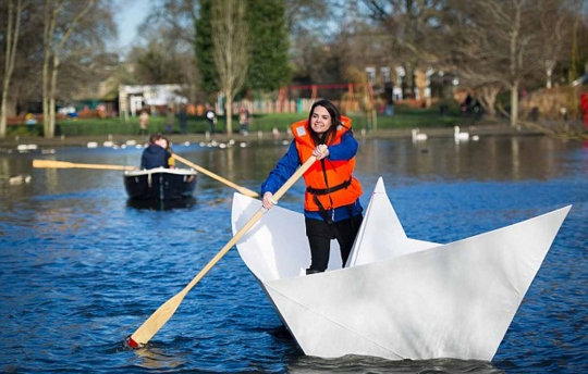 Ajaib, perahu kertas raksasa ini bawa manusia telusuri sungai