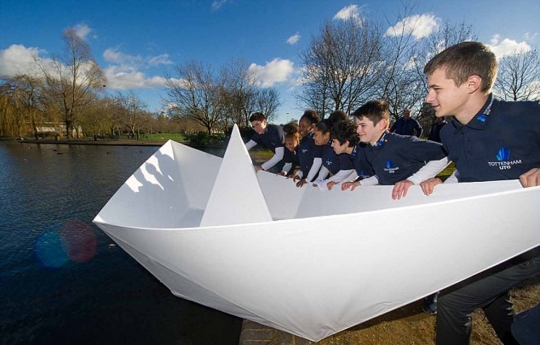 Ajaib, perahu kertas raksasa ini bawa manusia telusuri sungai