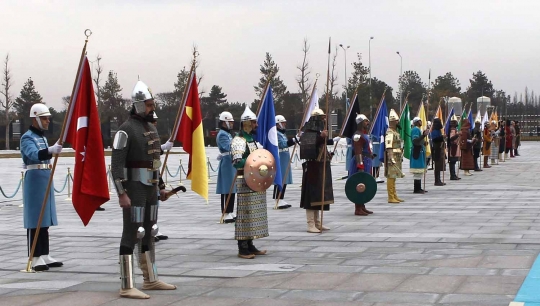 Tradisi unik militer di Istana Presiden Turki berkostum perang kuno
