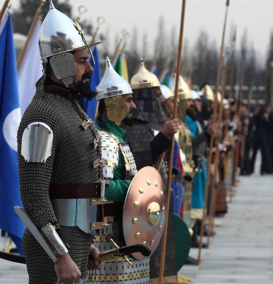 Tradisi unik militer di Istana Presiden Turki berkostum perang kuno