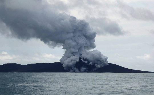 Pemandangan mengerikan saat gunung bawah laut meletus di Pasifik