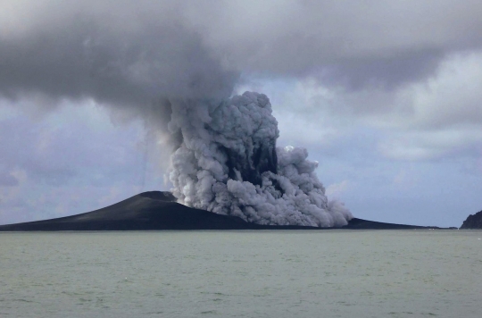 Pemandangan mengerikan saat gunung bawah laut meletus di Pasifik