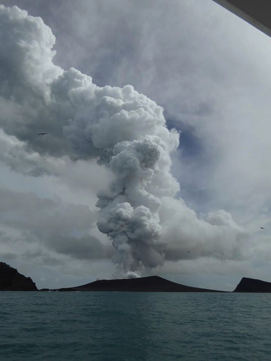 Pemandangan mengerikan saat gunung bawah laut meletus di Pasifik