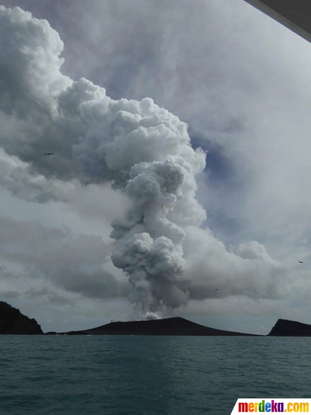 Foto Pemandangan mengerikan saat gunung bawah laut 