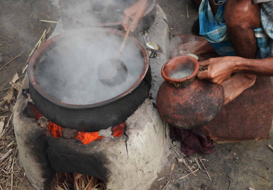 Menengok pembuatan Jaggery, minuman alkohol dari kurma khas India