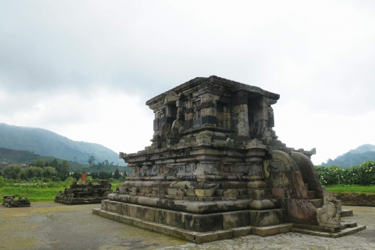 Mengunjungi komplek Candi Arjuna di Dieng