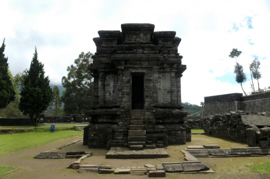 Mengunjungi komplek Candi Arjuna di Dieng