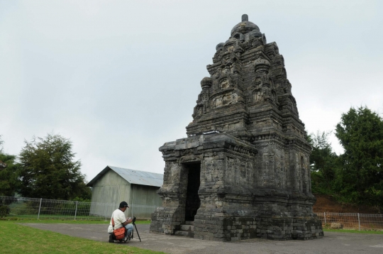 Mengunjungi komplek Candi Arjuna di Dieng