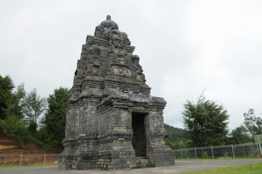 Mengunjungi komplek Candi Arjuna di Dieng