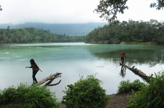 Menikmati keindahan fenomena alam di Telaga Warna Dieng