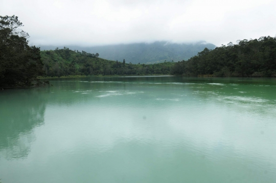 Menikmati keindahan fenomena alam di Telaga Warna Dieng