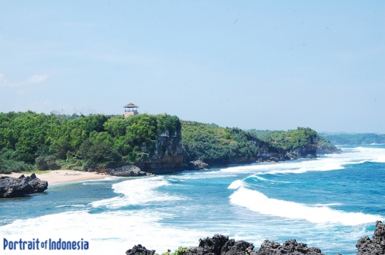 Pesona Pantai Kukup yang eksotis