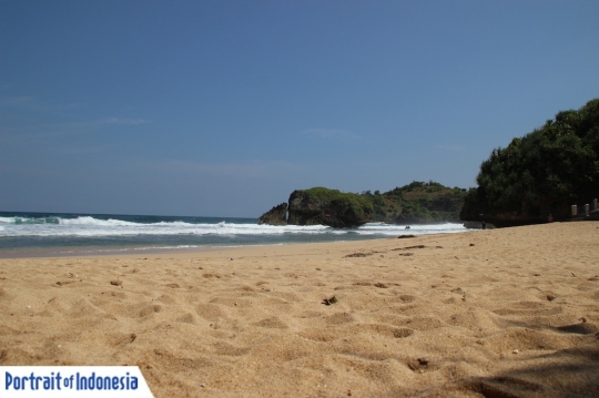 Pesona Pantai Kukup yang eksotis