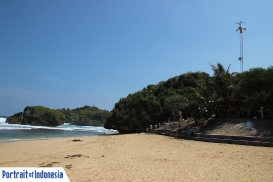 Pesona Pantai Kukup yang eksotis