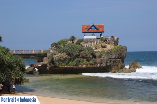 Pesona Pantai Kukup yang eksotis