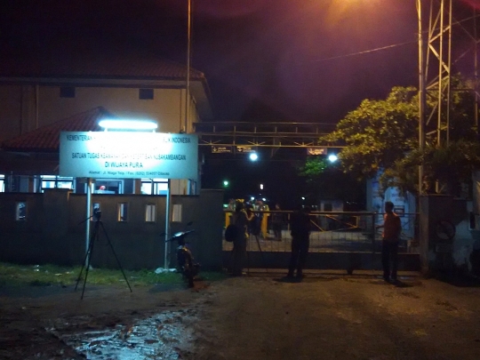 Suasana malam hari jelang eksekusi 5 terpidana mati di Wijaya Pura